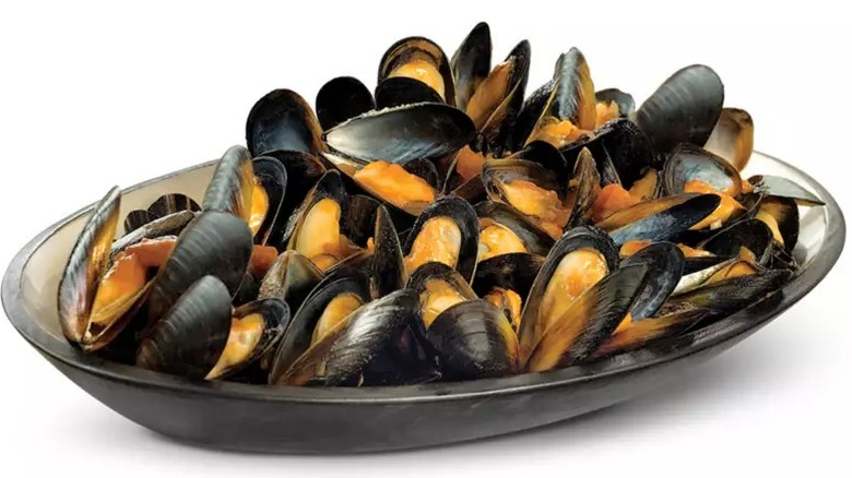 Aldi Specially Selected mussels in an oval black bowl