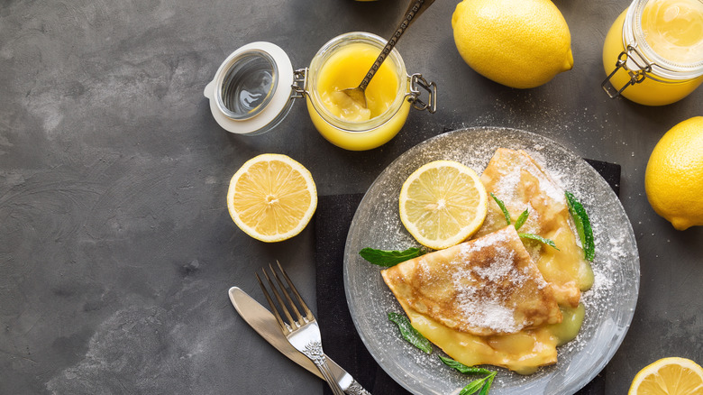 Crêpes with a lemon curd filling