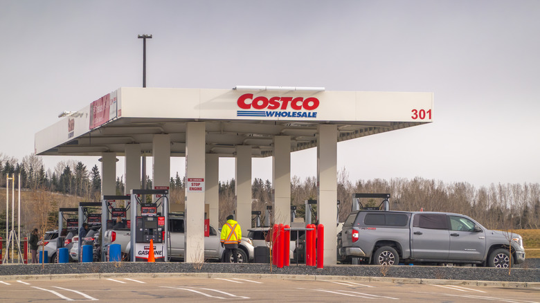 A Costco gas station filled with cars.