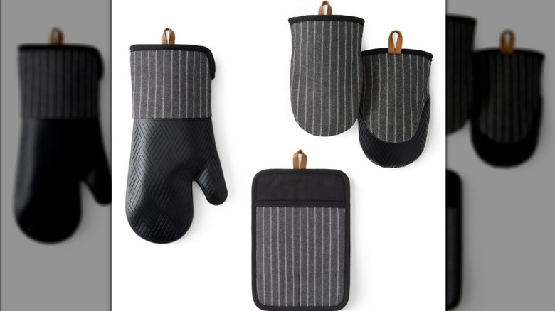 Member's Mark 4-Pack Yarn Dyed Silicone Oven Mitt, Pot Holder, Mini Mitt Set