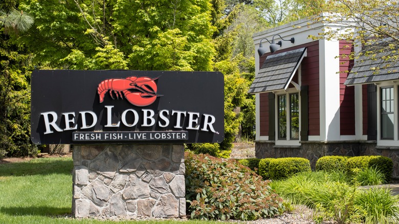 The outside of a Red Lobster