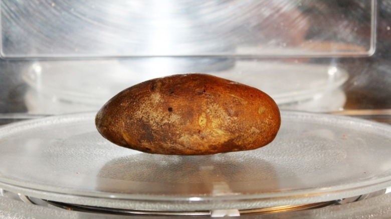 a potato in the microwave