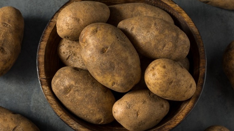 a bowl of russet potatoes