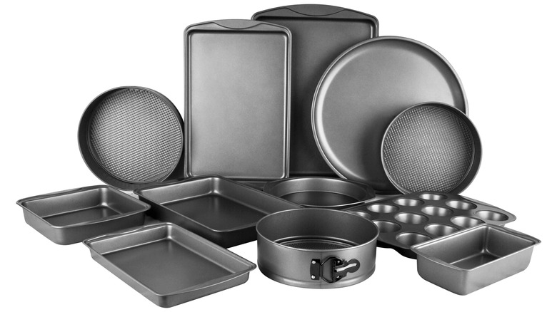 Different types of bakeware