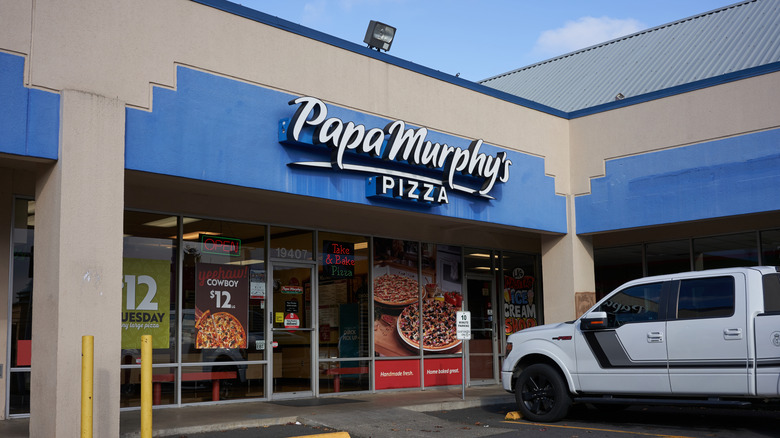 Exterior of a Papa Murphy's pizza with a white truck parked outside