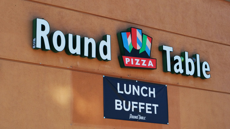 Exterior of a Round Table pizza