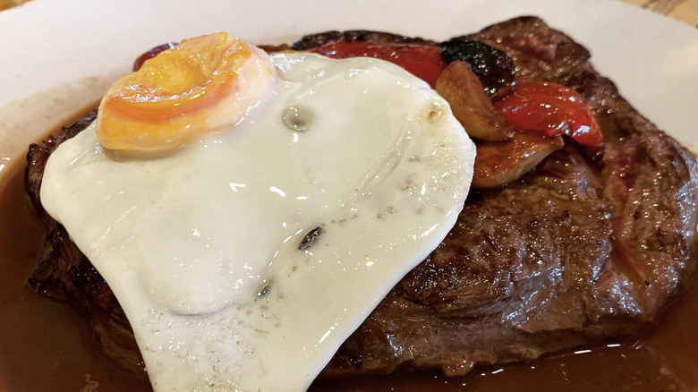Azores style steak with egg and peppers