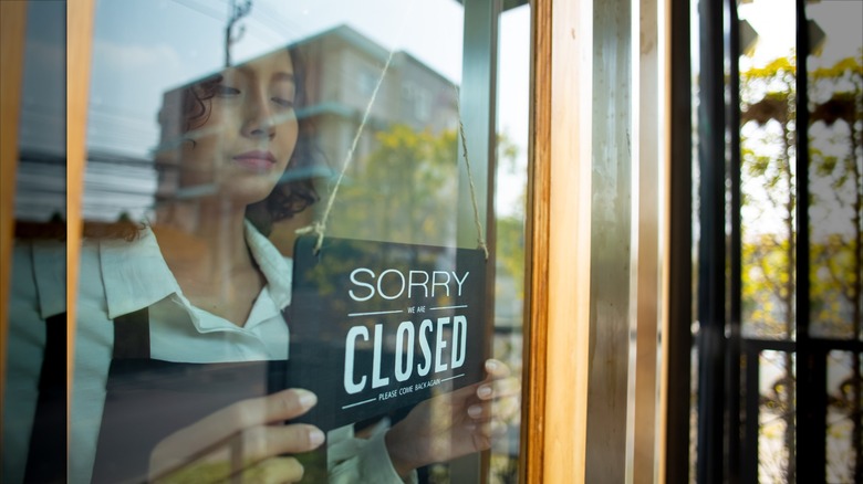 Server putting up closed sign in window