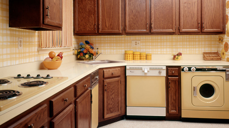 Retro harvest gold-colored kitchen and appliances
