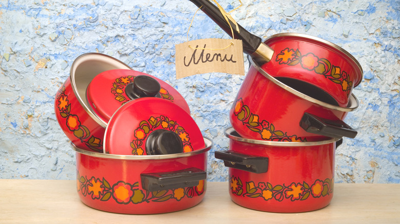 Retro patterned cookware