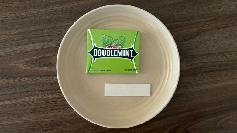 Doublemint Slim Pack Gum and pieces of gum on round beige plate