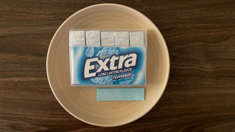 Extra Gum Peppermint Sugar Free Chewing Gum and pieces of gum on round beige plate