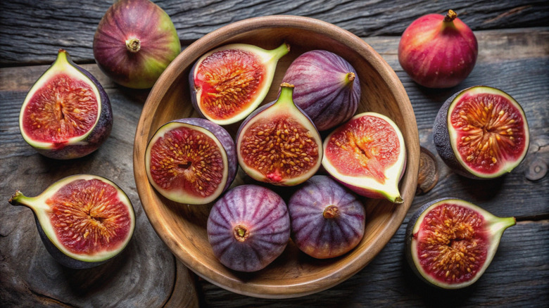 Fresh figs in a wooden bowl