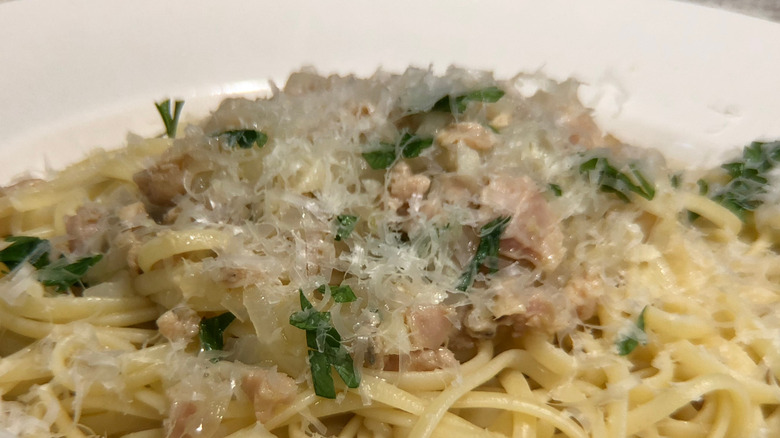 Linguine with white clam sauce