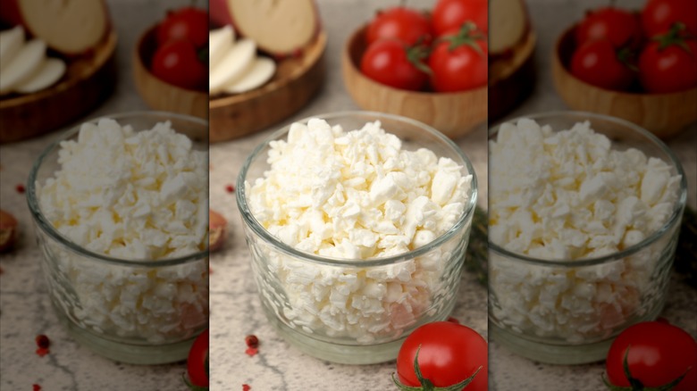 Bowl of cottage cheese next to tomatoes