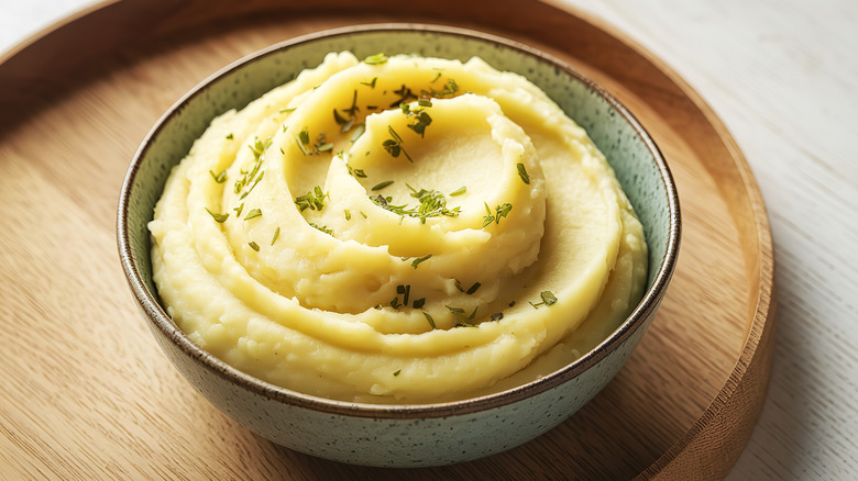 Bowl of mashed potatoes