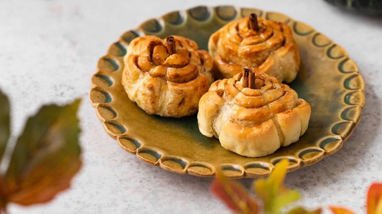 Pumpkin cinnamon rolls on green plate