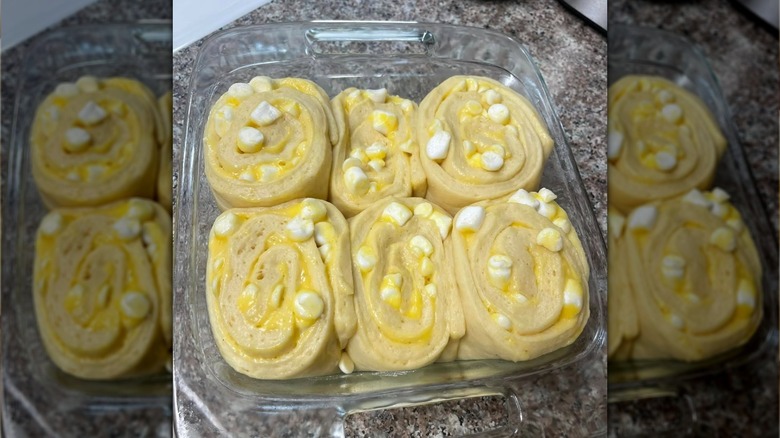 Cinnamon rolls filled with white chocolate with marshmallows