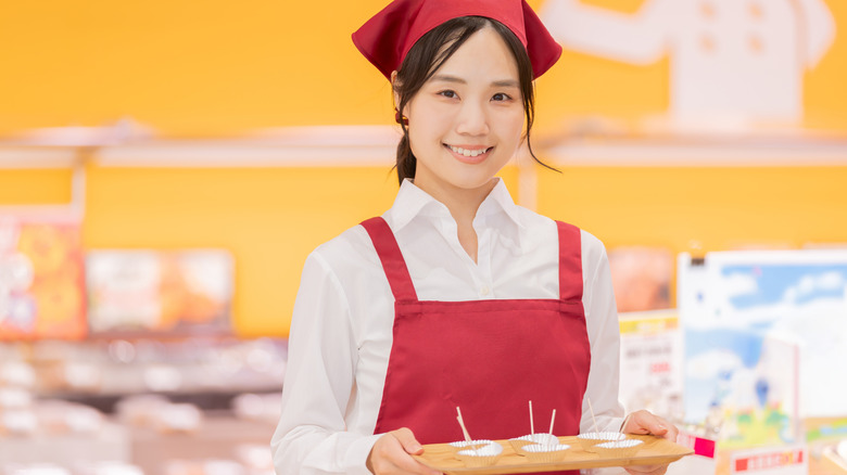 Woman holding a tray of free samples