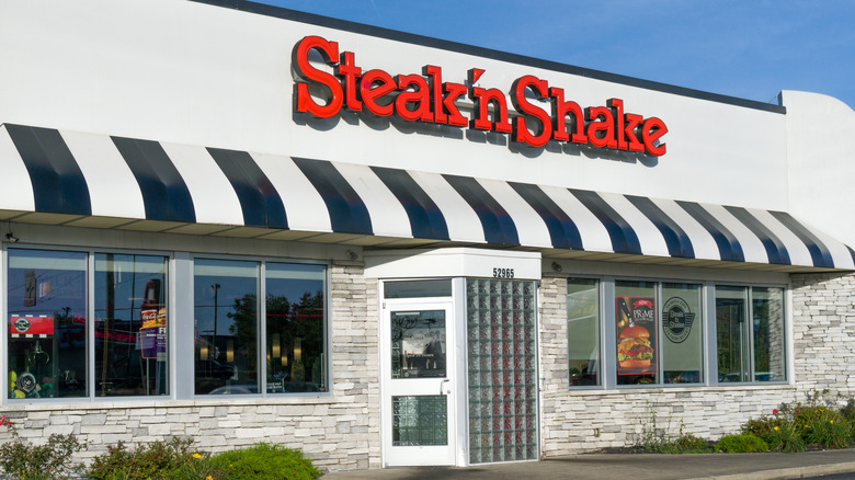 Exterior of a Steak 'n Shake restaurant during the day