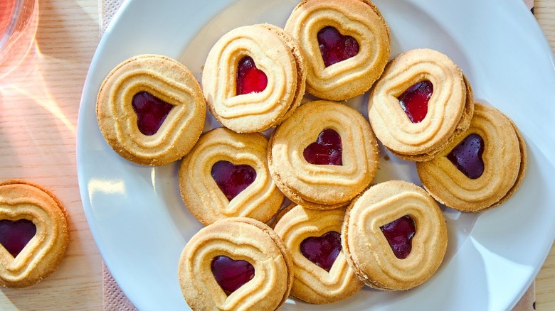 raspberry-filled Kafferep cookies on a white plate