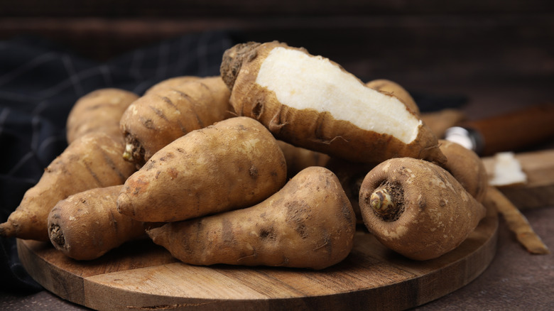 A pile of chervil roots on a board