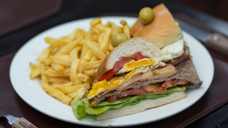 chivito al pan plated with french fries
