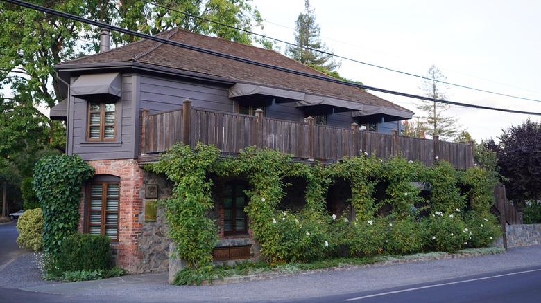 The French Laundry restaurant exterior featuring an upscale, residential looking building with hedges