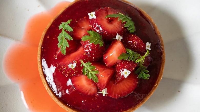 Strawberry tart with sorrel