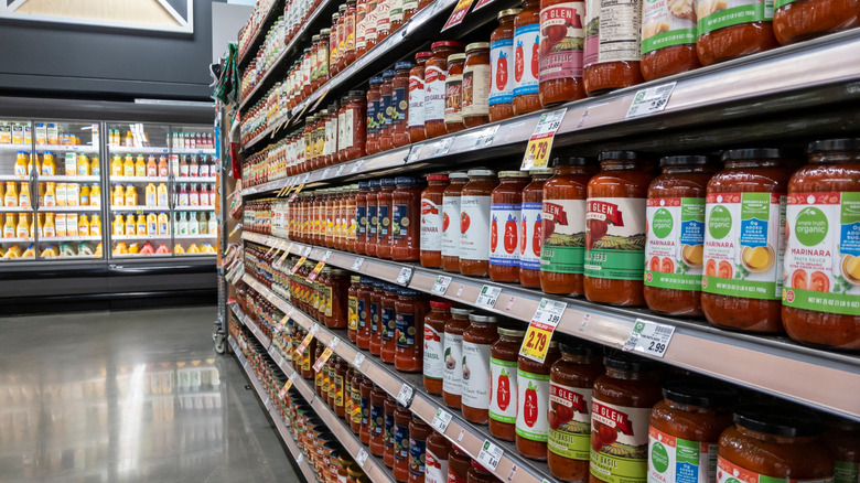 different brands of jarred pasta sauce on a grocery store shelf