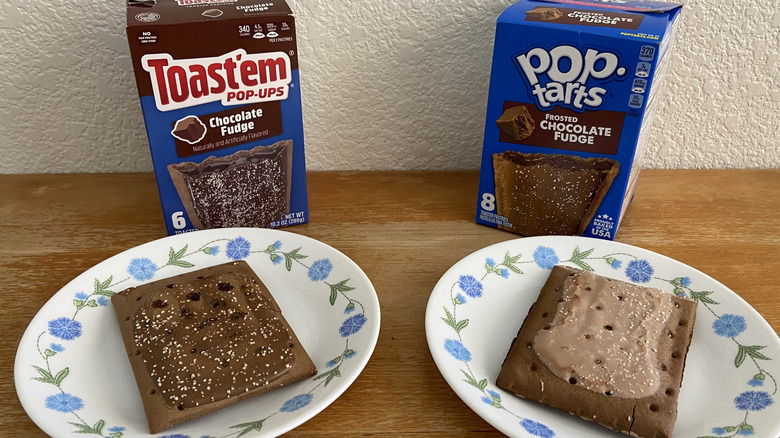 Fudge Toast'em Pop-Ups and Pop-Tarts on plates in front of their boxes