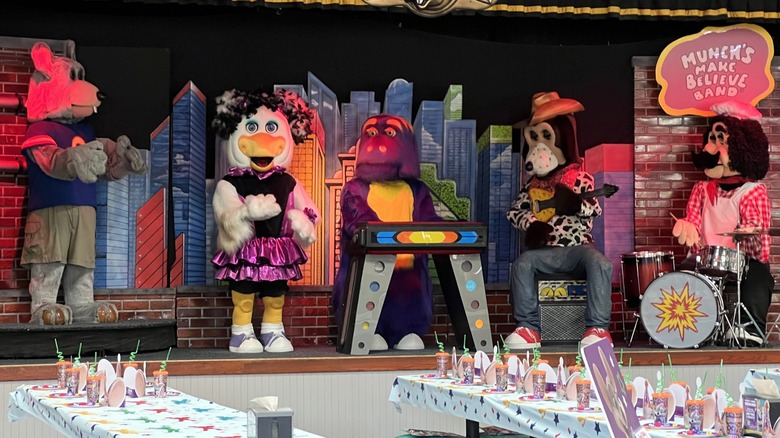 Animatronic band on stage at a Chuck E. Cheese.