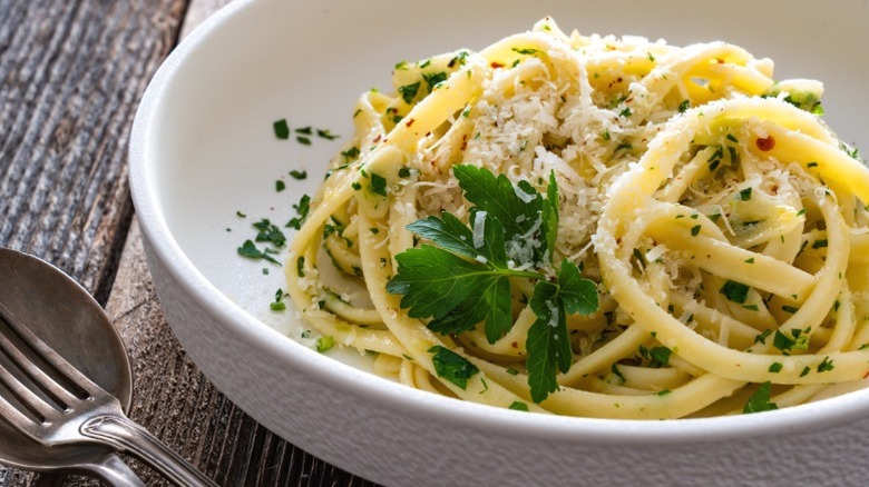 A bowl of aglio e olio