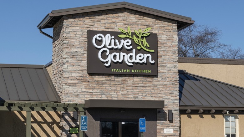 The exterior of an Olive Garden.