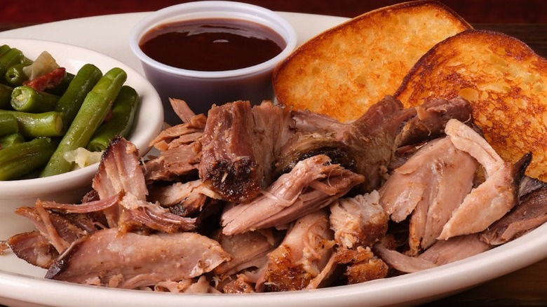 Texas Roadhouse pulled pork dinner with toast and green beans