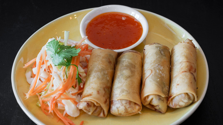 Fried spring rolls with dipping sauce