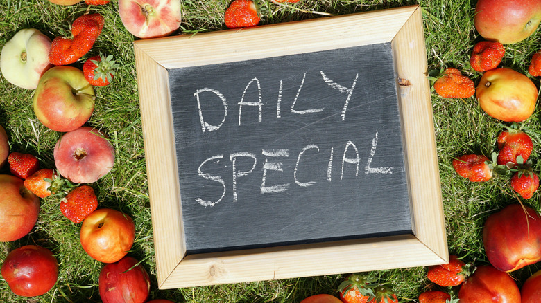 Daily special written on a chalkbiard next to fruit