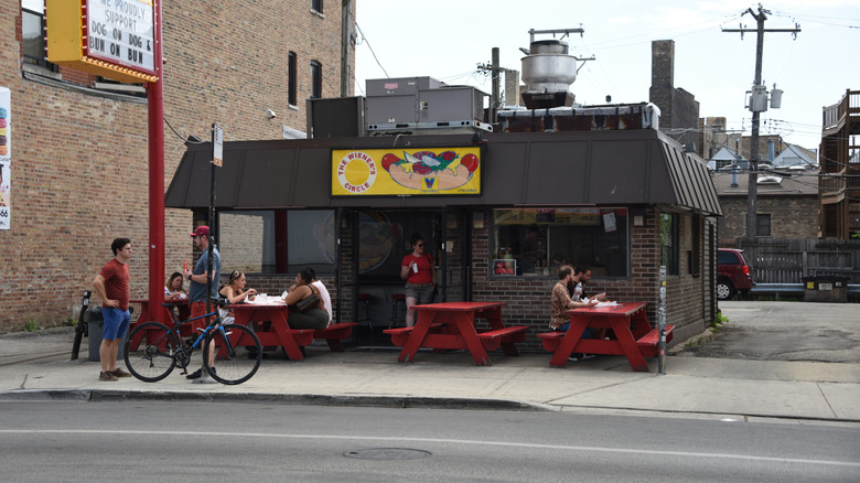 weiners circle exterior with diners at patio table