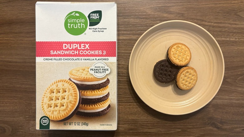Simple Truth Duplex Sandwich Cookies box and cookies on plate