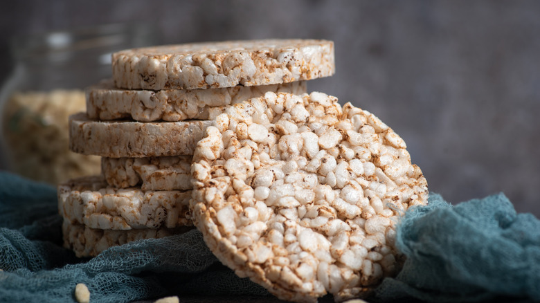 A pile of round crispy rice puffs