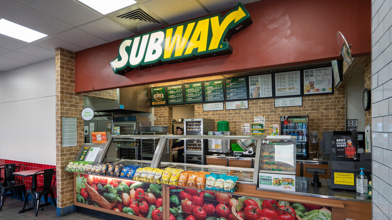 Subway counter with no line inside food court