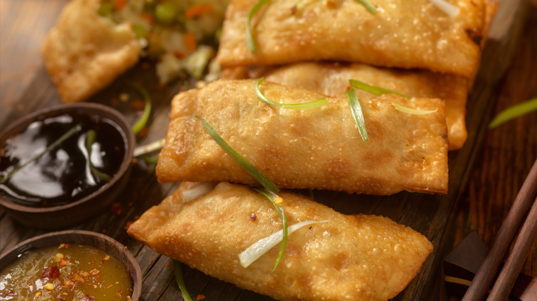 Egg rolls with dipping sauce
