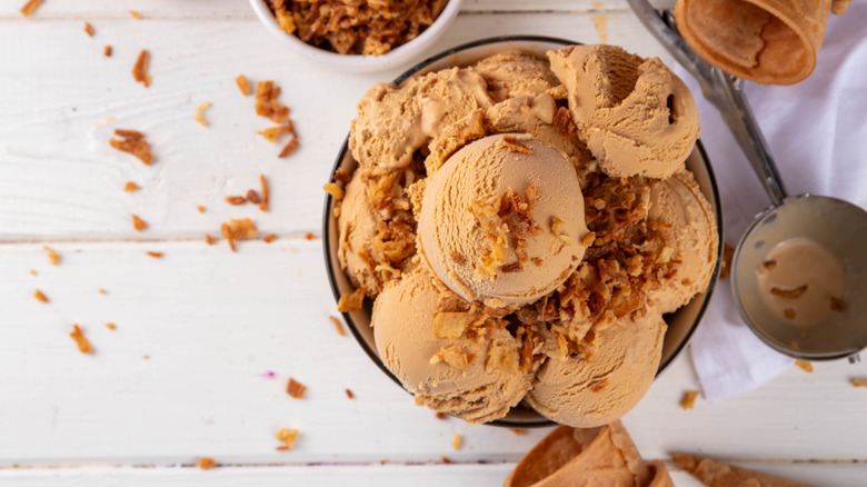 Bowl of onion ice cream with cones