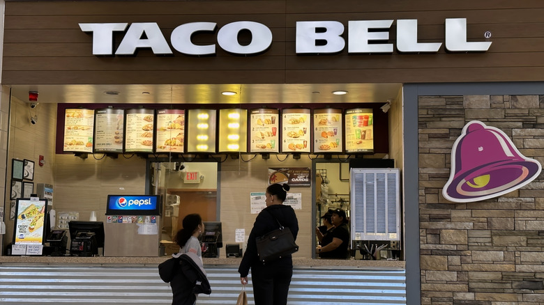 two people ordering at Taco Bell counter