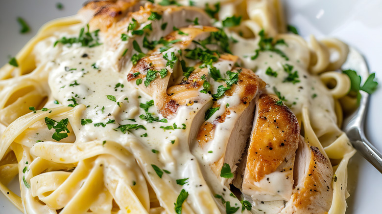 Fettuccine alfredo with chicken
