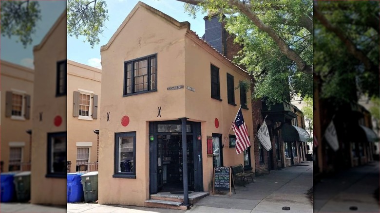 Liquor store in South Carolina with red dots on the exterior
