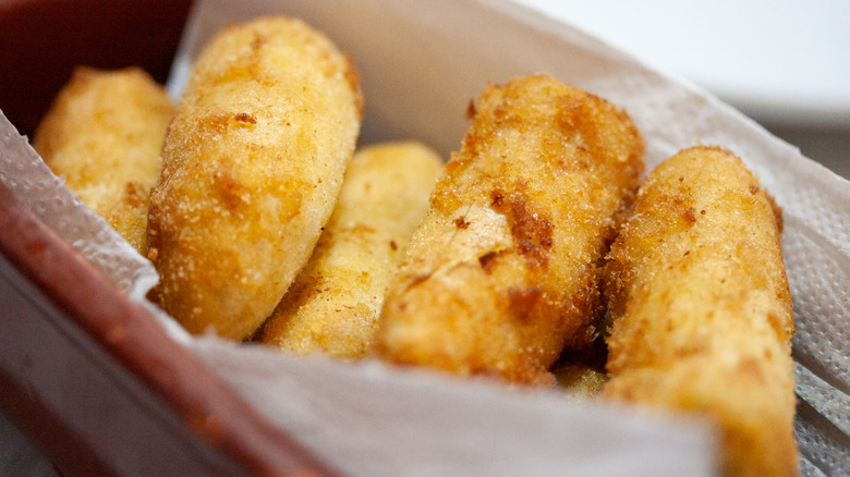 A platter of banana de milanesa
