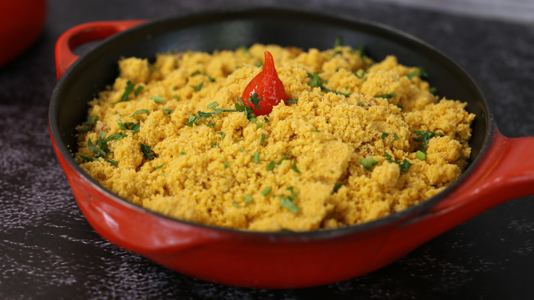 A red pot full of farofa