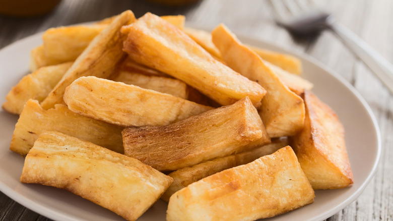 A plate with fried manioc sticks