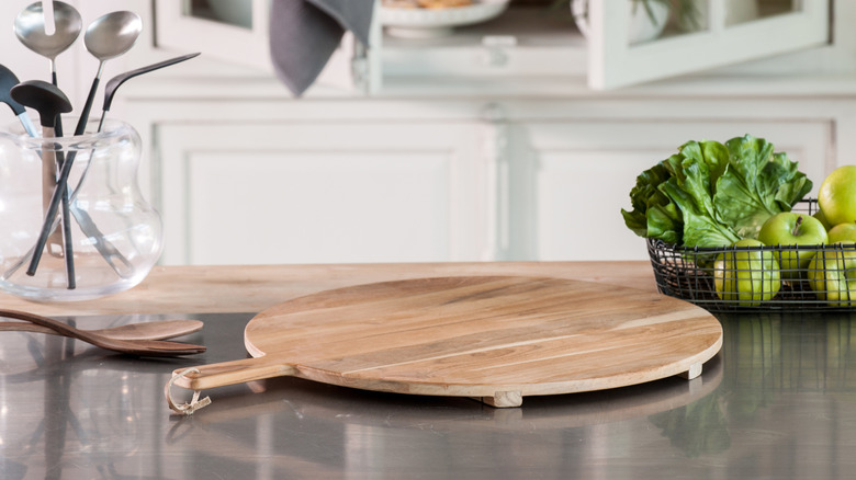 Elevated wooden cutting board